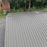 Damwandplaat 45/333 Zilver-Metallic op een dak, detail van de profielstructuur