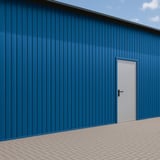 Damwandplaat T7M wand 0,50 mm Gentiaanblauw op een gebouwgevel met deur
