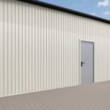 Damwandplaat T7M wand, Grijswit RAL 9002, 0,50 mm, gemonteerd aan een gebouwwand met deur