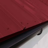 Plaatsing van het dakgootprofiel Wijnrood (RAL 3005) op een rood dak met dakgoot