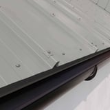 Dakgootprofiel 8x3 cm, 95 graden, grijs aluminiumkleurig, op een dak met dakgoot