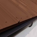 Plaatsing van Notenbruin RAL 8011 damwandplaten met dakgootprofiel en dakgoot