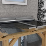 ECO randprofiel 16 mm van blank aluminium, gemonteerd aan een houten terrasoverkapping