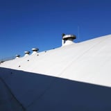 EPDM dakfolie wit, 1,50 mm, gelegd op een gebogen dak, met ventilatoren