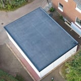 EPDM dakfolie zwart 1,20 mm op een plat dak van een aanbouw, bovenaanzicht
