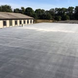 EPDM dakfolie zwart 1,20 mm op een groot plat dak van een bedrijfshal