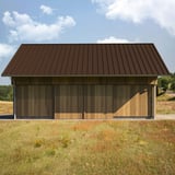 Staande felsplaat 33/500-LE Sepiabruin als dakbedekking op een houten gebouw in de natuur