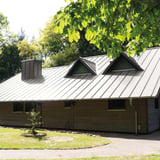 Felsplaat 33/500-LE aluminium 0,70 mm, RAL9007, op woonhuis met dakkapellen
