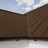 Staande felsplaat 33/500-LR in Sepiabruin, detail van de daknok met bevestiging