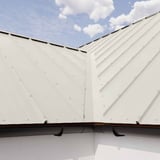 Staande felsplaat 33/500-LR, Grijswit RAL 9002, detail van het dakoppervlak met nok en dakgoot