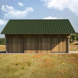 Houten gebouw met dak van felsplaat 33/500-LR in Chroomoxydegroen, gemonteerd