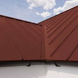 Detail van de roodbruine felsplaat 33/500-LR met dakgoot en hoekverbinding