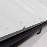 Dak met staande felsplaat 33/500-LR, Lichtgrijs RAL 7035, met dakgoot en bevestigingsklemmen, detailaanzicht