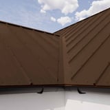Dak van staande felsplaat 33/500-LR in Sepiabruin, detail van de installatie op een dakhoek