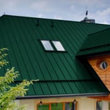 Staande felsplaat PD-510-S trapezium Chroomoxydegroen op een woonhuis met twee dakramen