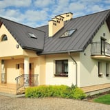 Dak van een huis met staande felsplaat PD-510-S in grijs aluminiumkleurig, met dakramen