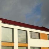 Felsplaat PD-510-S kersrood als dakafwerking op een modern gebouw