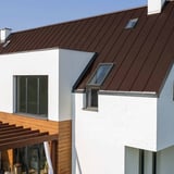 Felsdakpaneel PD-510-S trapezium in RAL 8017 chocoladebruin op een modern huis met platdak-elementen