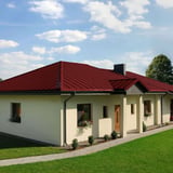Staande felsplaat PD-510-S trapezium kersrood op een bungalow met schoorsteen