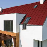 Staande felsplaat PD-510-S trapezium kersrood op een modern woonhuis met witte gevel