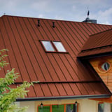 Staande felsplaat PD-510-S trapezium terracotta op een dak, detailaanzicht met dakramen