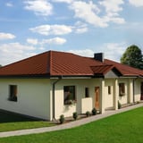 Staande felsplaat PD-510-S trapezium terracotta op een bungalowdak met schoorsteen
