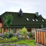 Huis met dak van staande felsplaat PD-510-S trapezium in chroomoxide groen, met drie dakramen