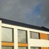Staande felsplaat PD-510-S damwandplaat grafietgrijs, 0,50 mm, op een modern gebouw