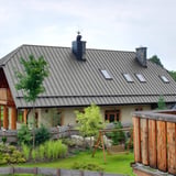 Staande naadplaat PD-510-S trapezium Zilver-Metallic op een landelijk woonhuis met tuin