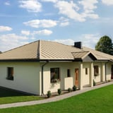 Eengezinswoning met staande felsplaat PD-510-S Micro dak in Licht ivoorkleurig (RAL 1015)