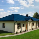 Eengezinswoning met felsplaat PD-510-S Micro dak in Gentiaanblauw, 0,50 mm
