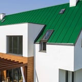 Wit huis met dak van mintgroene felsdakpan PD-510-S Micro en dakramen