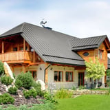 Huis met felsdak PD-510-S Micro in RAL9007, totaalbeeld met tuin