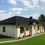 Eengezinswoning met dak van felsplaat PD-510-S Micro in antracietgrijs, 0,50 mm