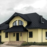 Huis met complex dak van felsplaat PD-510-S Micro in antracietgrijs, 0,50 mm