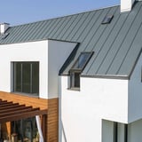 Felsplaten PD-510-S Micro Pelsgrijs op een modern woonhuisdak met dakramen