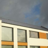 Modern gebouw met felsplaat PD-510-S Micro Zilver-Metallic dak