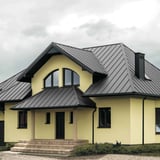 Woonhuis met felsplaat PD-510-S Micro Zilver-Metallic dak en donkere accenten