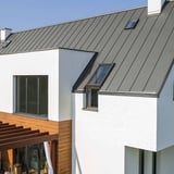 Modern huis met grijs aluminiumkleurig felsdak PD-510-S Micro en dakramen