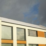 Staande felsplaat PD-510-S Zuiverwit (RAL 9010) op een plat dak van een modern gebouw, verlegd