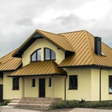 Huis met felsplaat PD-510-S dak in Zandgeel (RAL 1002) en dakkapellen