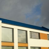 Modern gebouw met felsplaat PD-510-S dak in Gentiaanblauw (RAL 5010)