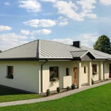 Dak met felsplaat PD-510-S in Grijswit, 0,50 mm, op een bungalow met tuin
