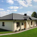 Felsplaat PD-510-S Zilver-Metallic op een bungalow met donkere dakgoten en ramen