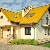 Huis met felsdakpaneel PD-510-S Vlak dak in Koolzaadgeel, vooraanzicht