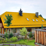 Huis met felsdakpaneel PD-510-S Vlak dak in Koolzaadgeel, achteraanzicht