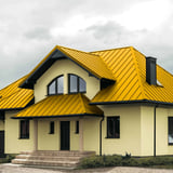 Huis met felsdakpaneel PD-510-S Vlak dak in Koolzaadgeel, vooraanzicht met dakkapellen