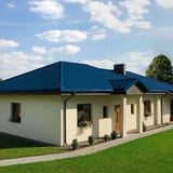 Felsplaat PD-510-S Vlak in Gentiaanblauw (RAL 5010) op een bungalowdak