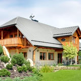 Huis met staande felsplaat PD-510-S Vlak in Lichtgrijs, 0,50 mm, en houten elementen