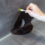 Markering van de snijlijn voor de garantie zijuitloop op EPDM-folie met gele stift